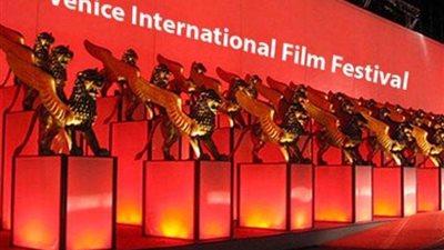 نجمات مهرجان فينيسيا.. «الأحمر» يليق بإيما واتسن و «الأبيض» لصبا مبارك