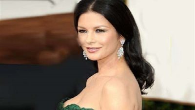 بالفيديو.. كاترين زيتا جونز ترقص بالأوزان في السابعة صباحا