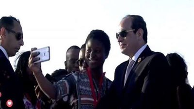 شباب أفريقيا يلتقطون صور سلفي مع السيسي بملتقى أسوان