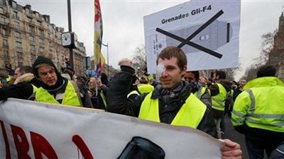 اشتعال المواجهات بين متظاهري السترات الصفراء والشرطة بباريس