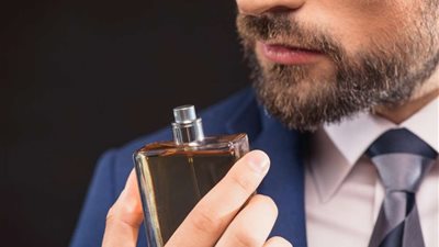 أخطاء يقع فيها الرجال عند وضع العطور