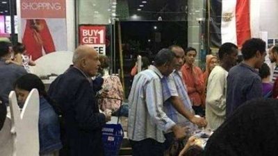 مجدي يعقوب يلتزم بالطابور في مول تجاري بأسوان