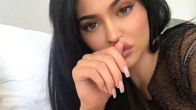 إطلالة كيلي جينر الصفراء بـ”المايوه” تتصدر ”إنستجرام”