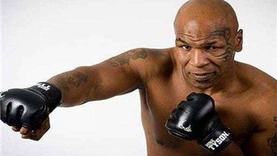 الملاكم مايك تايسون يصل القاهرة للمشاركة في 