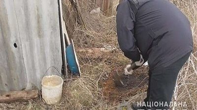 أم تدفن رضيعتها حية