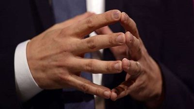 7 حركات للغة الجسد تكشف ما يخفيه الآخرون