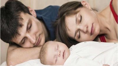 دراسة.. نوم الوالدين مع طفلهم بسرير واحد يعرضه للخطر