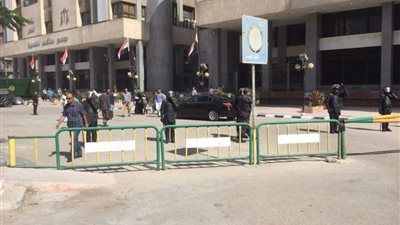 وصول زوجة المتهم بقتل طفليه إلى مجمع محاكم المنصورة