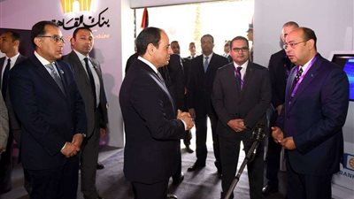 السيسي يتفقد الجناح الاقتصادي على هامش ملتقى الشباب العربي الأفريقي 