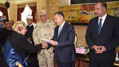 محافظ بني سويف يكرم 155 من أسر شهداء الواجب