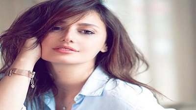 حلا شيحة تتألق في أول جلسة تصوير بعد خلعها للحجاب