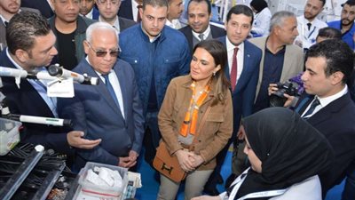 وزيرة الاستثمار ومحافظ بورسعيد يتابعان سير العمل في مركز خدمات المستثمرين