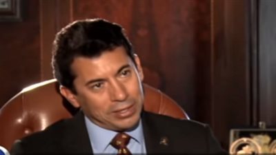 وزير الرياضة مبديًا إعجابه بمحمد رمضان: ”مثقف جدًا”