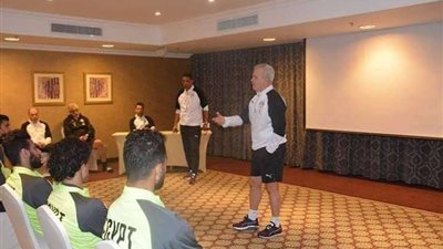 بالصور.. أجيري يجتمع باللاعبين قبل بدء المران الأول ببرج العرب