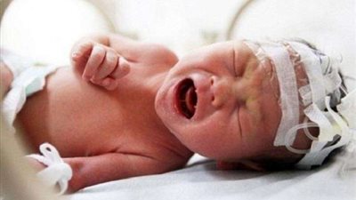 لحظة العثور على رضيع داخل مرحاض مستشفى.. (فيديو)