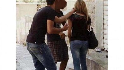 فتاة تلقن شابًا درسًا لن ينساه لتحرشه بها.. (فيديو)