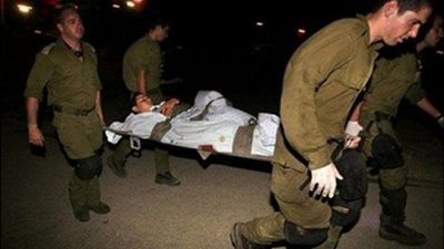 شاهد.. لحظة سقوط جندي إسرائيلي من أعلى مبنى