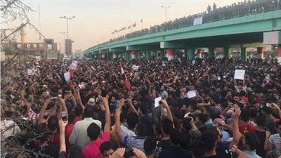 بالفيديو.. متظاهرون يشعلون النيران في مبنى محافظة البصرة بالعراق
