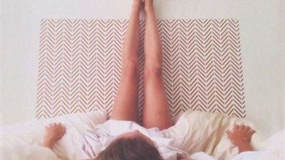 نتائج مذهلة.. 5 فوائد سحرية إذا رفعتي ساقيك على الحائط