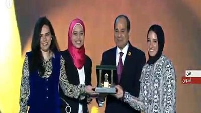 السيسي يكرم أول إماراتية شاركت في جيش بلادها