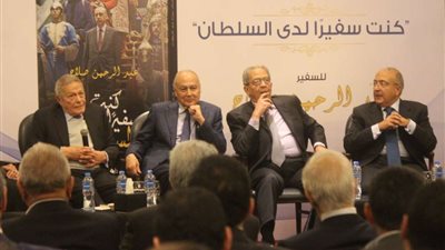 بالصور.. جلسة حوارية حول كتاب السفير عبد الرحمن صلاح