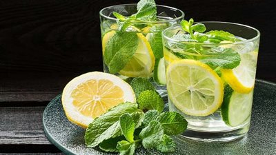 للتخلص من سموم الجسم أضف هذه المكونات للماء