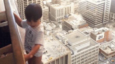 طفل 5 سنوات يتسلق نافذة بالطابق الـ12.. (فيديو)