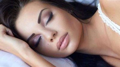 احذرِ النوم بالمكياج لهذه الأسباب