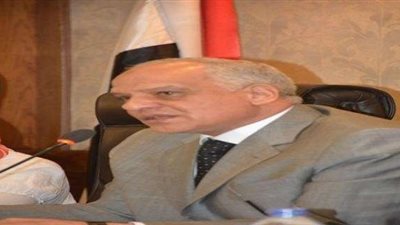 محافظ الجيزة يستمع لأحد المرضى: ”حد مقصر معاكم فى حاجه؟“