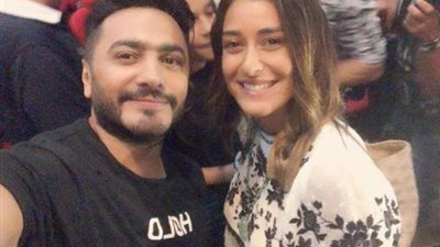 نجوم الفن والكرة يحضرون عرض ”البدلة“.. وتامر حسني يوجه لهم رسالة
