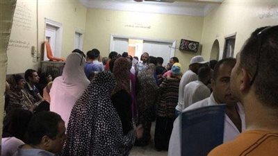 موظف بالشهر العقاري يعطل مصالح المواطنين عمدًا.. (فيديو)