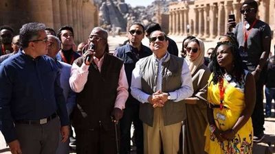 بالصور.. السيسي يزور معبد فيلة بأسوان بصحبة الشباب