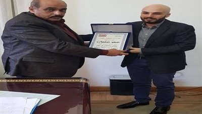 نائب محافظ الجيزة يكرم مدير مدرسة كوبري الجلاء بالدقي