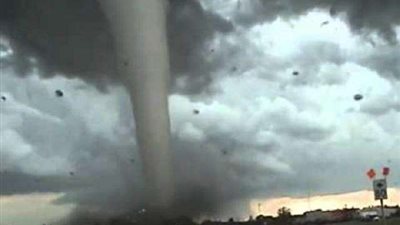 لقطات مثيرة لإعصار هوائي يجتاح ”ميتشيجان” الأمريكية