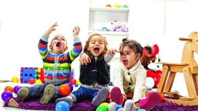 في خطوات بسيطة.. كيف تساعدي طفلك على تنمية مهاراته التفاعلية؟