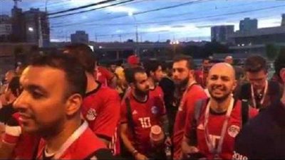 مسئولو المنتخب يمنعون المشجعين من دخول الفندق.. (فيديو)