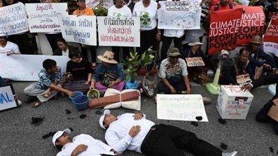 شاهد.. متظاهرون يسخرون من ”ترامب” في تايلاند