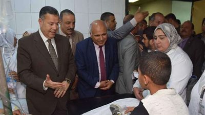 محافظ بني سويف يطمئن على استقرار الحالة الصحية لـ 9 تلاميذ بمستشفى الواسطى