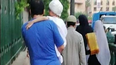 أطباء برتبة ملائكة.. أحدهم يحمل مريض على أكتافه وأخر يوقف قطار لإنقاذ رضيع