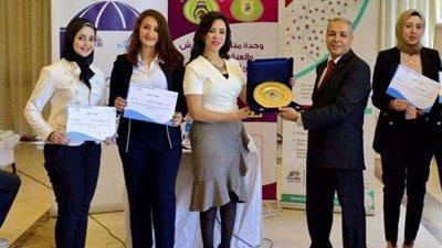 تسليم درع جامعة القاهرة لجامعة المنيا