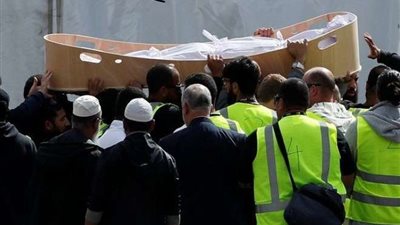 بالصور.. مسلمون نيوزيلندا يشيعون جثامين أول شهيدين بحضور 200 شخص