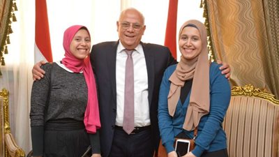 الغضبان يمنح رحلة عمرة للأم المثالية وبناتها ببورسعيد