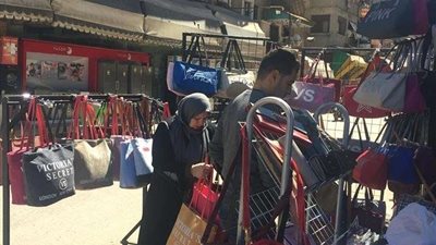 بالصور| تخفيضات عيد الأم تصل لـ 50% في بورسعيد.. وركود بمحلات الملابس