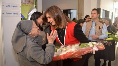 وزيرة الهجرة تهنئ معلمتها وتقضي يومًا معها بالزي المدرسي بمناسبة عيد الأم