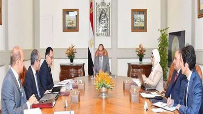 السيسي يجتمع مع رئيس الوزراء ووزراء الصحة والاتصالات