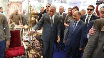 محافظ المنوفية ووزير التجارة والصناعة يتفقدان جناح المحافظة بمعرض القاهرة