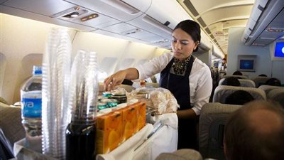 لهذا السبب يحذر العلماء من المشروبات على الطائرات