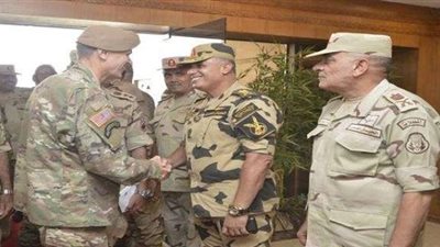 قائد القيادة المركزية الأمريكية يتفقد «النجم الساطع»