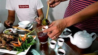 شاهد.. مطعم فيتنامي يقدم ”دماء الأفاعي” عصيرًا لضيوفه