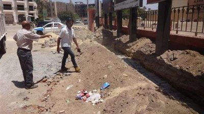 مدير الطرق بالاقصر يتابع أعمال تطوير ورفع كفاءة شارع خالد بن الوليد